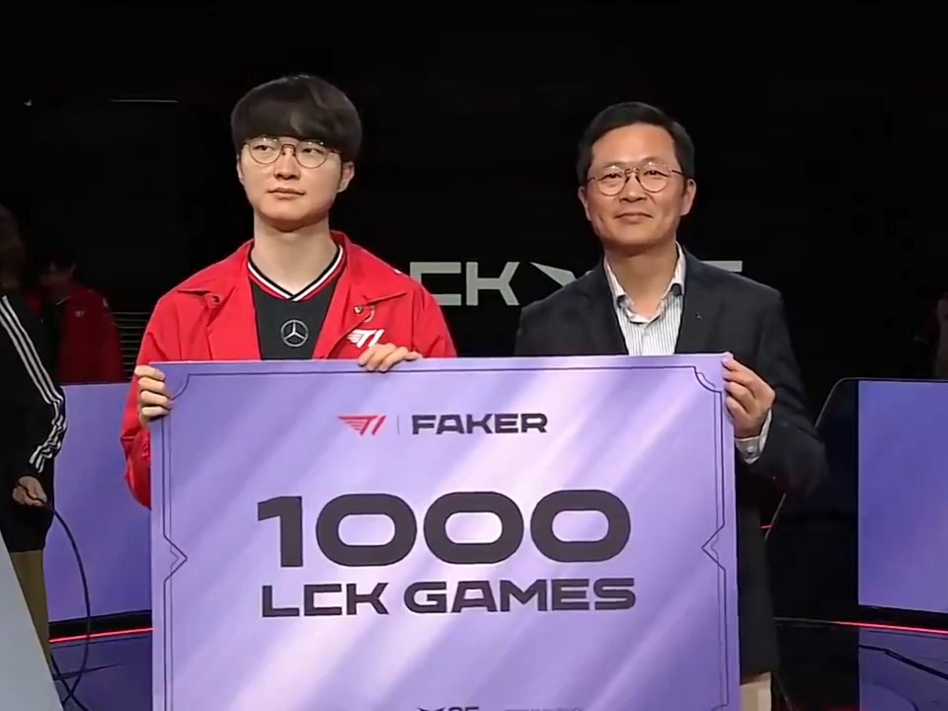 爱游戏体育-Faker在拜仁比赛中最后时刻胜出，险胜引发热议！气势如虹延续(三星夺冠全场高喊faker)