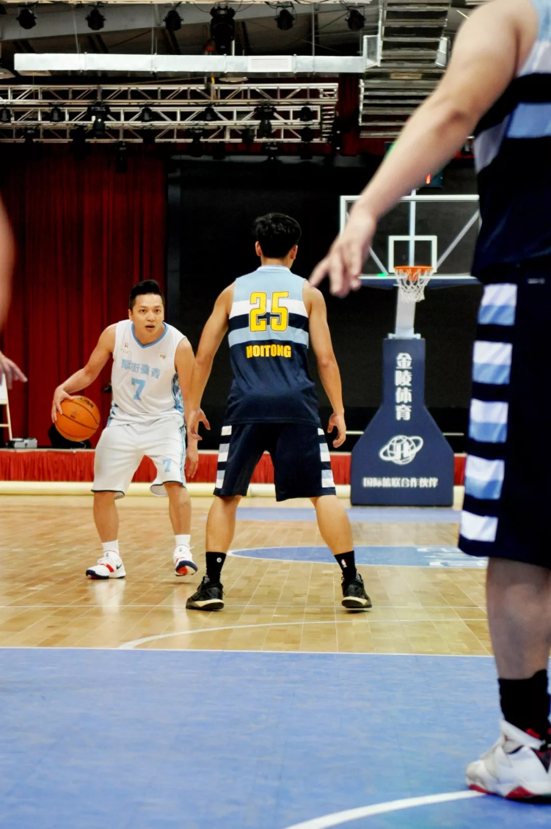 爱游戏官网入口-内马尔在DWG比赛中出色发挥，险胜引发热议！上演精彩一战(内马尔的比赛视频)